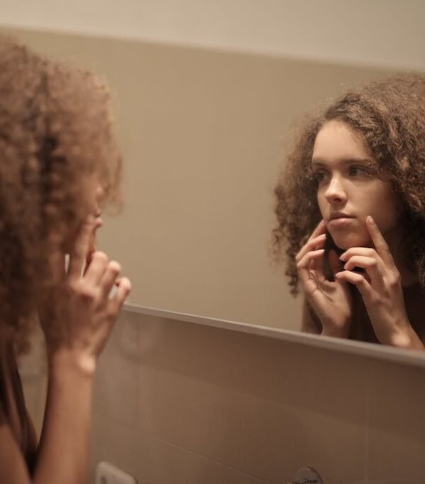 Truth or Myth: Does Touching Your Face Cause Acne?